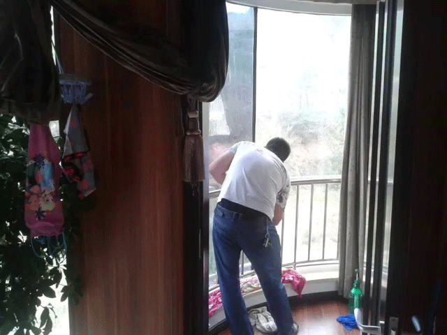 ???煙臺萊山區臺灣村小區隔熱膜施工現場