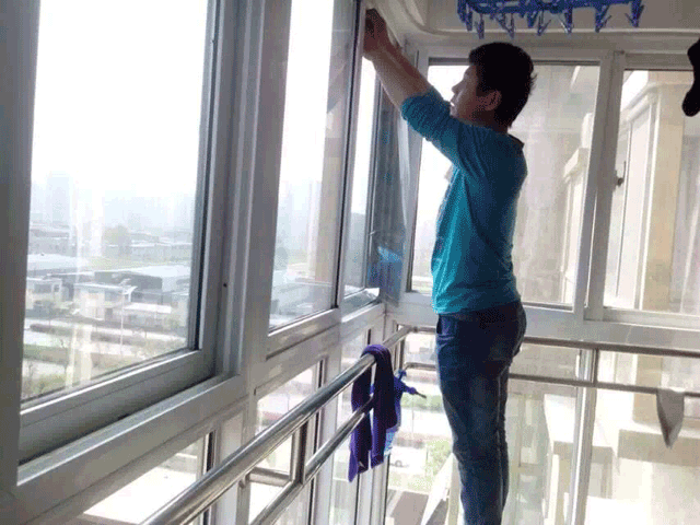 煙臺開發區華明星海灣隔熱膜貼膜現場