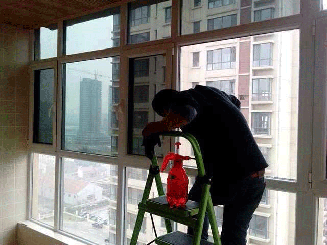 煙臺福山區銀河明珠隔熱膜貼膜現場