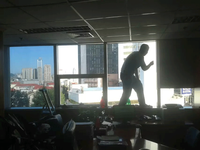 煙臺開發(fā)區(qū)某銀行磨砂膜貼膜現(xiàn)場